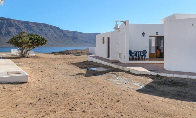 Caleta de Sebo Appartement | Holiday Apartment Flor with Mountain or Sea View, Wi-Fi & Terrace