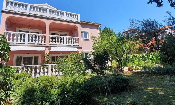 Cancini Appartement | Holiday apartment for max. 8 people in a quiet location