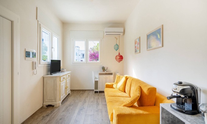 Savelletri Appartement | Appartement de vacances "Gufo Di Mare - Giallo" avec vue sur mer, terrasse privée et Wi-Fi