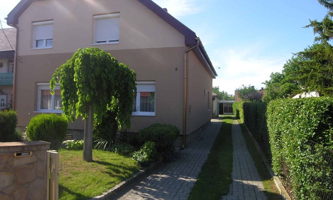 Balatonlelle Appartement | Appartement de vacances joliment meublé avec WiFi et climatisation