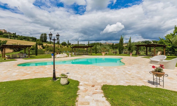 Mondavio Appartement | Agriturismo Tiziana, 4 appartements et une grande piscine à Mondavio, à 20 km de la mer - app. aux fleurs rouges