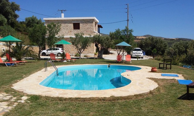 Triopetra Appartement | Appartement à la campagne avec piscine, grand jardin, wifi | Triopetra, Crète