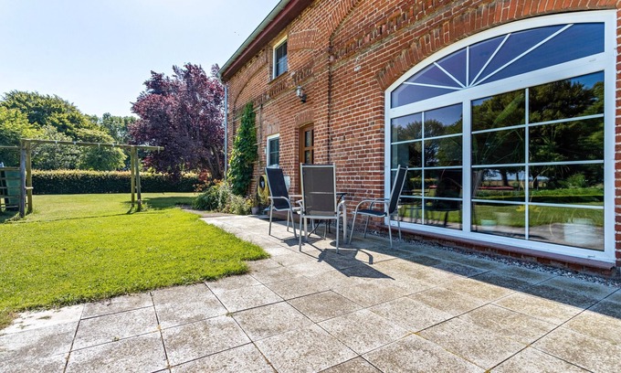 Ludershagen Maison | Holiday Apartment 'Kranichblick' with Private Garden, Balcony and Wi-Fi