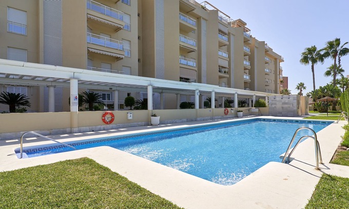 Playa Granada Appartement | Holiday Apartment "Luxury On The Beachfront" near beach with Shared Pool & Wi-Fi