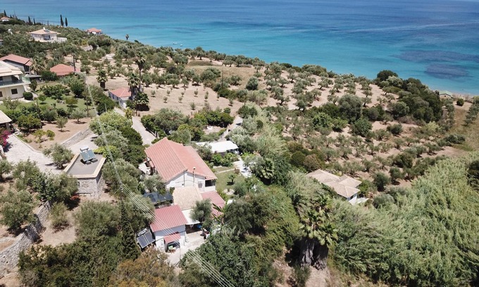 Kompi Appartement | Appartement au-dessus de la magnifique plage de Peroulia, Wifi | Messénie, Péloponnèse