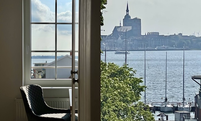 Altefaehr Appartement | Holiday Apartment 'Panoramablick' with Sea View, Balcony and Wi-Fi