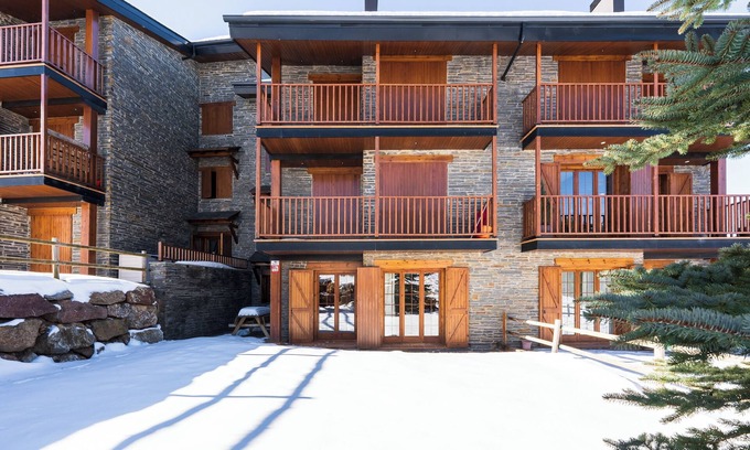 La Molina Appartement | Appartement de vacances confortable "Pie de pistas Font Canaleta La Molina" à côté des pistes de ski avec jardin, terrasse et connexion WiFi ; parking disponible dans la rue