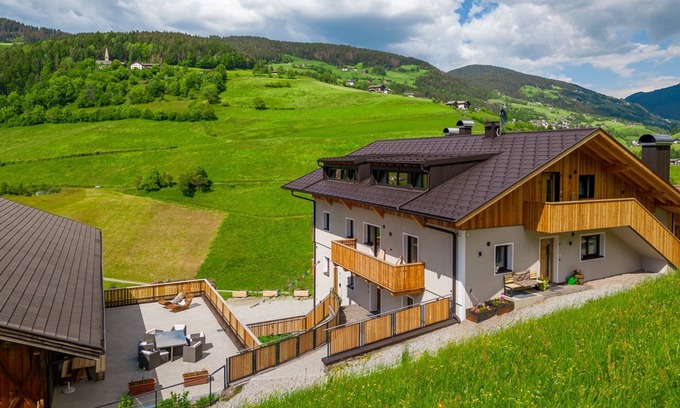Funes Autre | "Planerhof Apartment Alpenrose" avec vue sur les montagnes, terrasse partagée & Wi-Fi