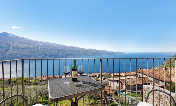 Oldesio Appartement | Appartement de vacances "Rustico Spagnol 2" avec vue sur le lac, piscine et Wi-Fi.