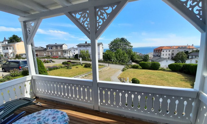 Sassnitz Appartement | Appartement de vacances "Villa Bella Vista - Meerblick 1" avec vue sur la mer, balcon et Wi-Fi.