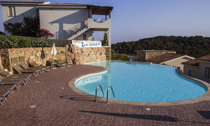 Baja Sardinia Appartement | Appartement de vacances avec piscine extérieure et climatisation