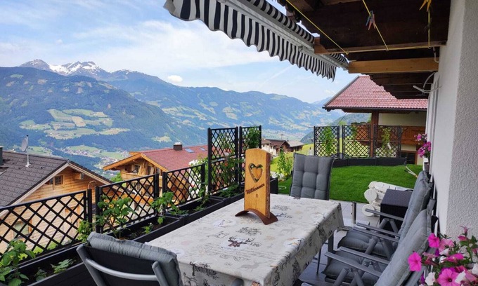Stummerberg Appartement | Appartement de vacances "Zillertalblick" avec vue sur les montagnes et terrasse panoramique