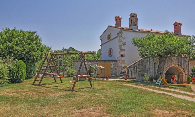 Sumber Maison | Maison de vacances Erika * 6000 m2 jardin, aire de jeux, grill, chiens bienvenus