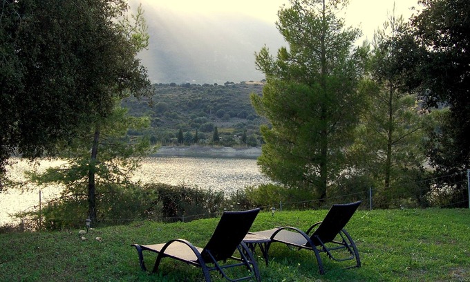 Eleios-Pronnoi Cottage | Complexe de villas avec piscine partagée, emplacement exclusif et vue sur le lac, familial