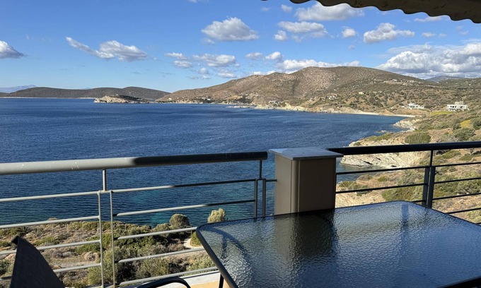 Karystos Maison | Holiday flat in a fantastic location right by the sea, direct beach access, Eubo