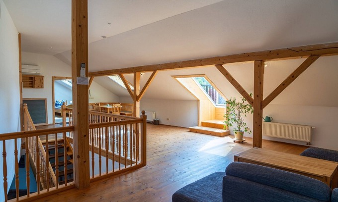 Pfaffing Appartement | Apartamento 'Ferienwohnung Zellbachblick - Groß' con terraza privada, Wi-Fi y aire acondicionado.
