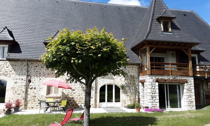 Saint-Mamet-la-Salvetat Maison | Holiday Home 'Gîte Le Rosier' with Wi-Fi