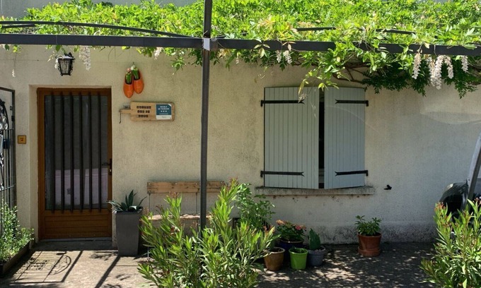 Villemagne-l'Argentiere Maison | Holiday Home 'Maison Sur La Mare' with Mountain View, Private Pool and Wi-Fi