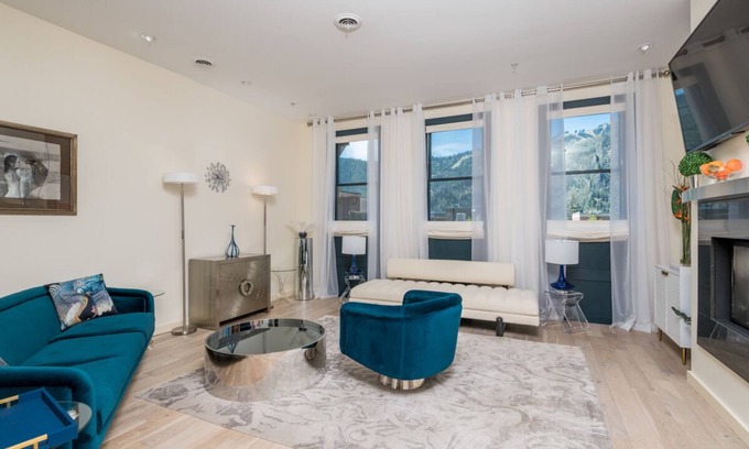 Ketchum Copropriété | Summer Getaways Available! Chic Condo in Downtown Ketchum with Fire Pit & Mountain Views