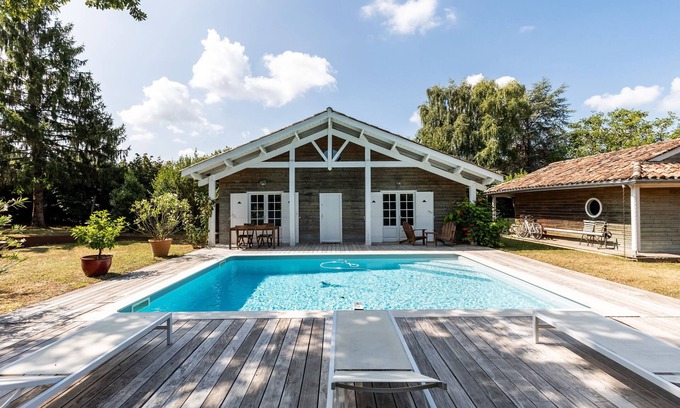 Saint-Aubin-de-Branne Appartement | Holiday Home 'La Maison Des Voyages' with Private Pool, Private Terrace and Wi-Fi