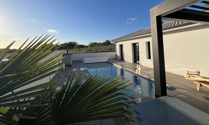 Saint-Germain-Du-Puch Maison | Holiday house with swimming pool