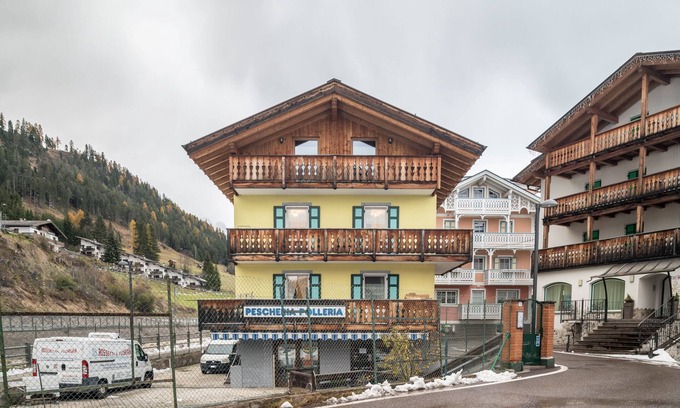 San Giovanni di Fassa Maison | Holiday Home 'Casa Rossetti Big' with Mountain View, Balcony and Wi-Fi