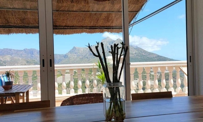 Callosa d' En Sarria Maison | Holiday Home 'Alonis Suites Premium Villas Onaer' with Private Pool, Private Terrace and Wi-Fi