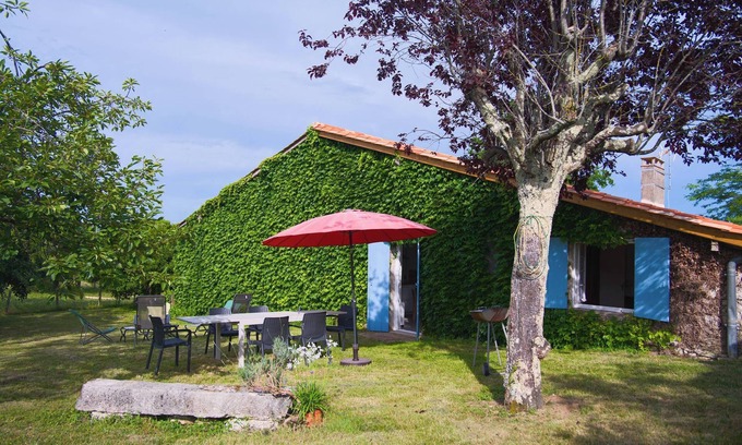 Razac-de-Saussignac Maison | Holiday Home 'Le Gite Du Vigneron' with Private Terrace, Private Garden and Wi-Fi