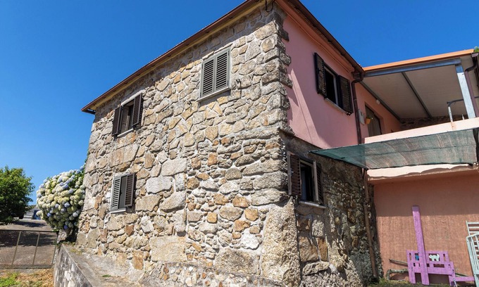 Paredes de Coura Maison | Holiday Home '1' with Mountain View, Shared Garden and Wi-Fi