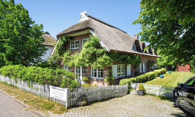 Pantow Maison | Maison de vacances "5 Sterne Reetdachhaus Wildröschen" avec terrasses privées, jardin et Wi-Fi