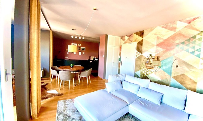 Zentrum Appartement | Holiday Home 'Am Schloßteich' with Private Terrace and Wi-Fi