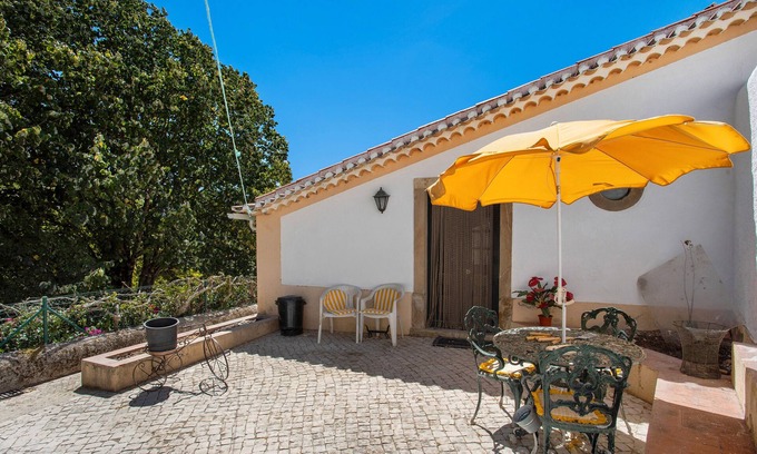 Alenquer Maison | Holiday Home 'Amarela' with Mountain View, Shared Pool and Wi-Fi