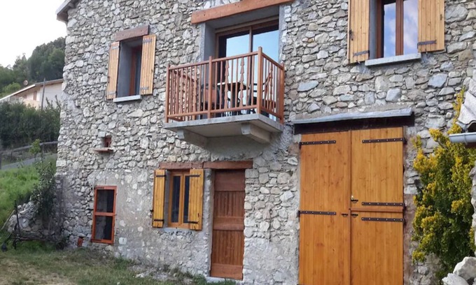 Allons Maison | Holiday Home "Ancienne Bergerie" with Mountain View & Private Garden