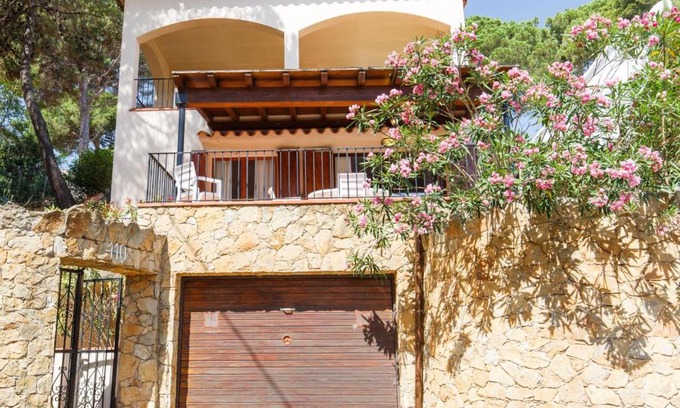 Pals Maison | Holiday Home Apartament Isern Baix by Interhome