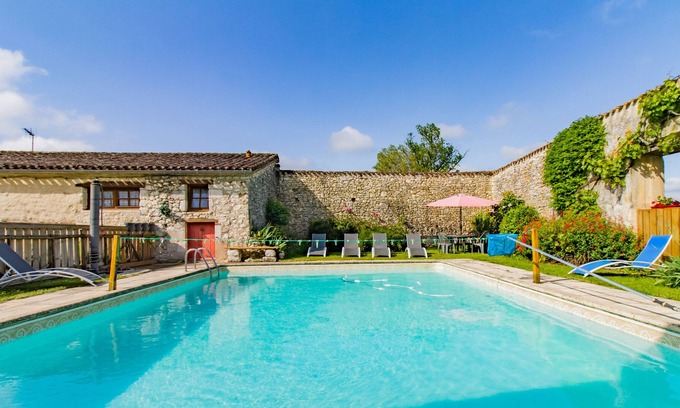 Monflanquin Maison | Holiday Home 'Côté Four' with Shared Pool, Garden, Terrace & Wi-Fi