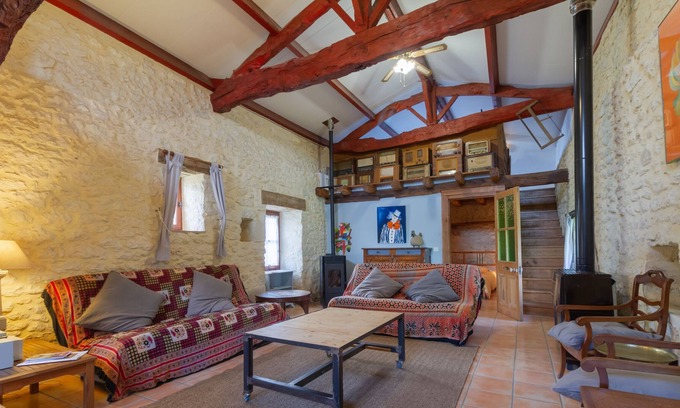 Monflanquin Maison | Holiday Home 'Côté Grange' with Shared Pool, Terrace, Garden & Wi-Fi