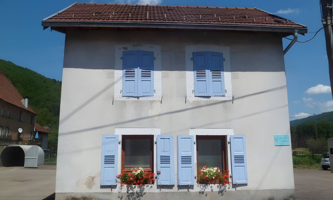 Servance-Miellin Maison | Holiday Home 'Charmante Maison Les Volets Bleus' with Private Garden and Wi-Fi