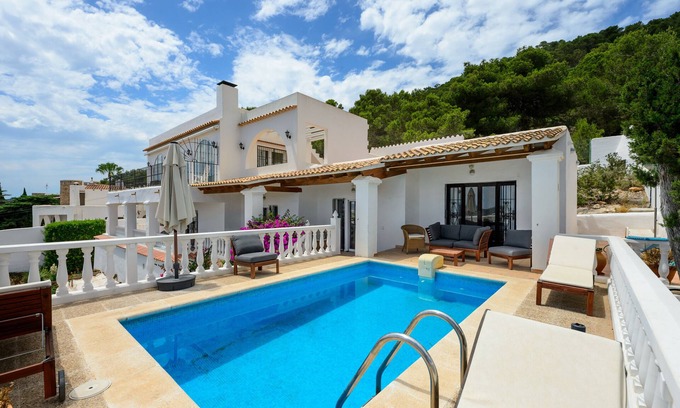 Sant Josep de sa Talaia Maison | Maison de vacances "Can Carlos Ibiza" avec vue sur la mer, piscine, terrasse et jardin.