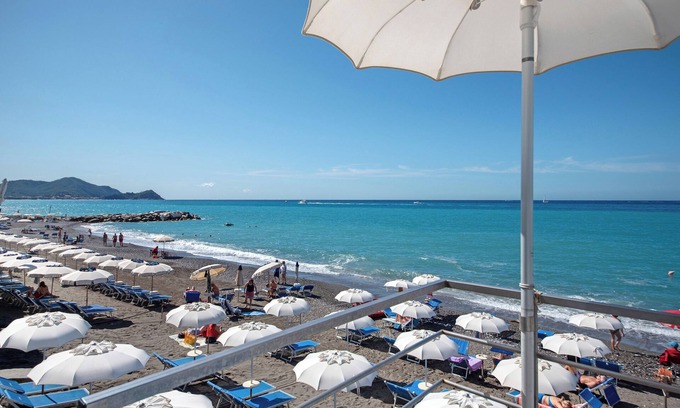 Cavi Maison | Holiday Home 'Casa Rossa' with Private Terrace, Wi-Fi and Air Conditioning