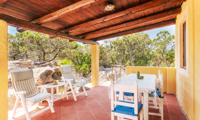 Baja Sardinia Maison | Chalet à proximité de la plage avec jardin et terrasse ; animaux de compagnie admis