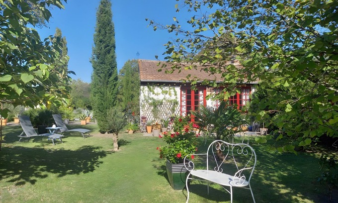 Gy-en-Sologne Maison | Holiday Home 'Cocooning Au Cœur De La' with Wi-Fi and Air Conditioning