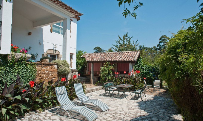O Rosal Maison | Holiday Home 'Cottage' with Mountain View, Shared Pool and Wi-Fi