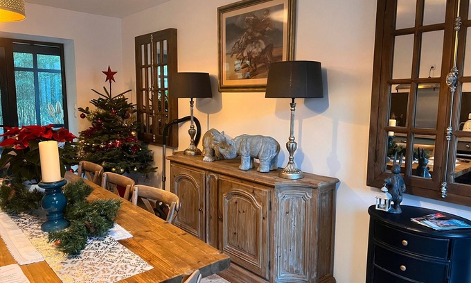 Luynes Maison | Holiday Home 'Domaine Du' with Shared Pool, Private Terrace and Wi-Fi
