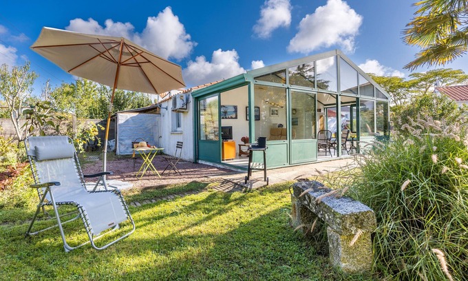 Challans Maison | Holiday Home 'Du Peintre' with Private Terrace, Wi-Fi and Air Conditioning
