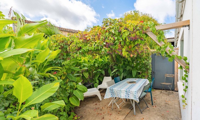 Chaillevette Maison | Holiday Home 'Du Porche' with Private Terrace and Wi-Fi