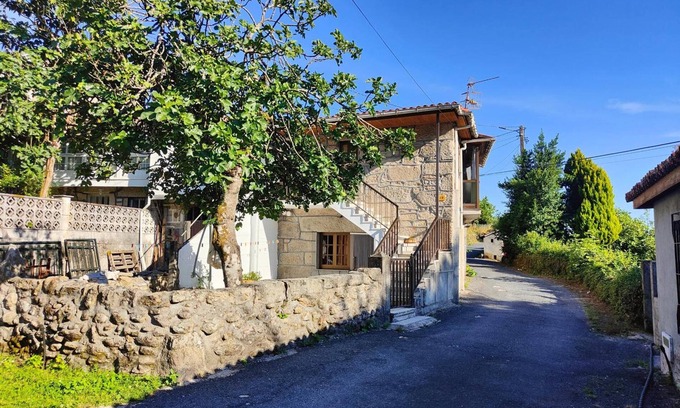 Ramil Appartement | Holiday Home Elena – with Mountain Views, Private Garden and Wi-Fi