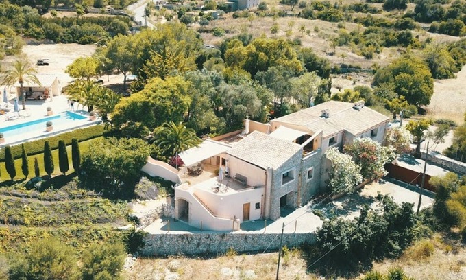 Son Macia Maison | Holiday Home 'Ferrer' with Mountain View, Private Pool and Wi-Fi