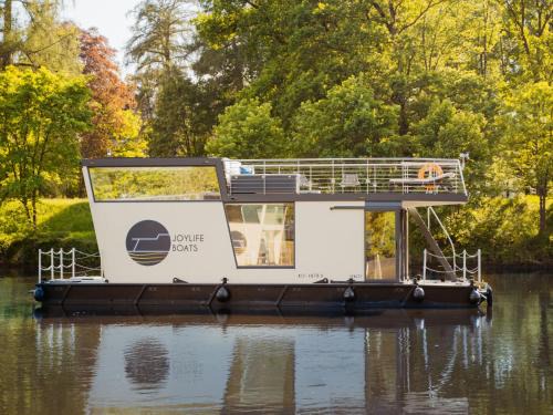 Merzig Maison | Holiday Home Floating Home-Hausboot in Merzig liegend by Interhome