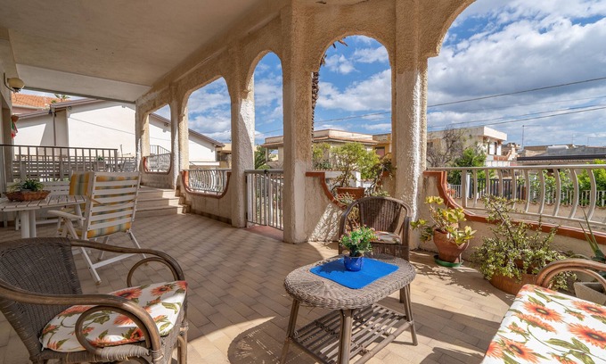 Agnone Maison | Maison de vacances 'Fortezza Villa Azzurra' avec terrasse privée, jardin privé, Wi-Fi et balcon