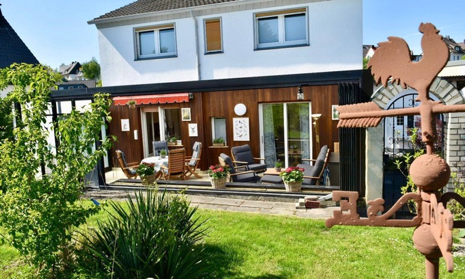 Arnsberg Maison | Holiday Home 'Fuchsbau Voßwinkel' with Private Terrace, Garden and Wi-Fi
